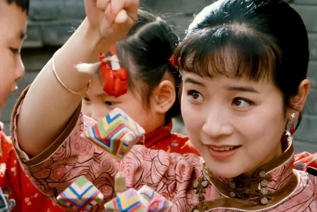 她是国家一级演员，多次给坐轮椅丈夫戴绿帽，如今儿子也是演员