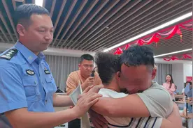 女子与儿分别32年，母亲节前母子团圆 儿子：终于可喊声“妈妈”了图片