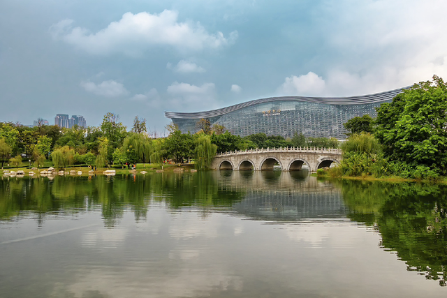 马克龙打卡乾隆花园和锦城湖公园：选这俩地方不止看风景那么简单