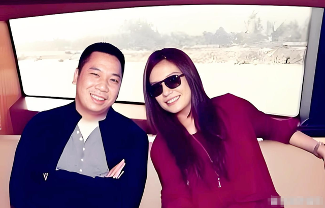 落毛的凤凰不如鸡？前途尽毁	、家也散了，但好在赵薇还有一个靠山