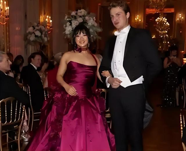 比亚迪老板女儿参加巴黎名媛舞会，她打扮贵气，长得像爸爸王传福