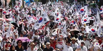 李在明终于回应了：登机访美前，下令韩国警方务必给中国一个说法
