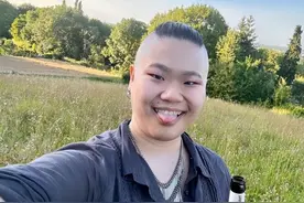 毕福剑27岁女儿毕凌晒近照：剃光两侧头发，像肌肉发达的健身男图片