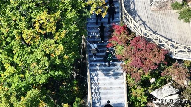 辽宁本溪这处景区十一黄金周第二天，红枫渐染，客流如潮！