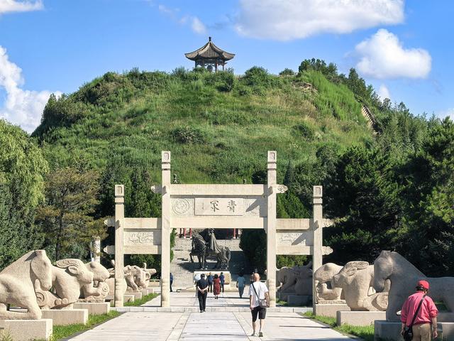 王昭君墓在呼和浩特市，她是历史上第一个和亲少数民族的公主吗？