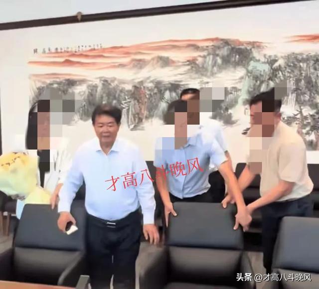 79岁曹德旺下巴尖瘦脱形，走路需人扶，遭网友误解被嘲讽时日无多