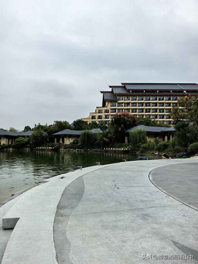 现在越来越流行一种休闲度假游，轻松惬意，拒绝东奔西走！