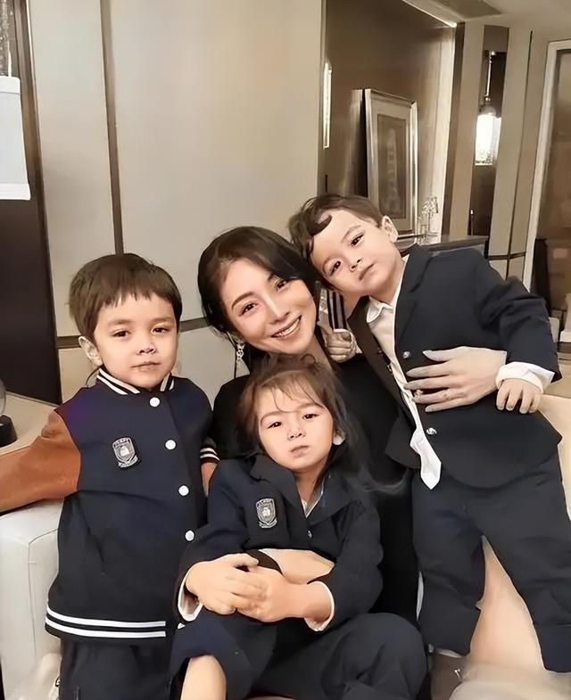 “买英国精子生3娃	”的山东女人，8年后现状曝光！如今她后悔不？