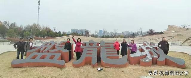 盘龙悠远银杏黄 水中学友情谊长