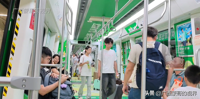 你是不是特别想坐南宁地铁，但又害怕不懂怎么坐呀？我来教教你！