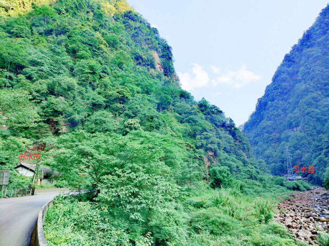 沿合（江）习（水）公路，跨越川黔边界