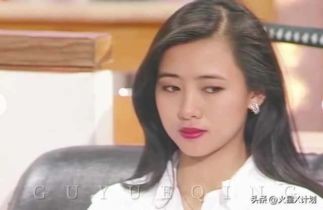 她出身清华大学，因拍三级片与父母决裂，如今不让女儿进娱乐圈