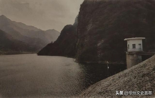 七四年冬，华县瓜坡营在桥峪凿山开洞，将一块块百斤重石料搬上山