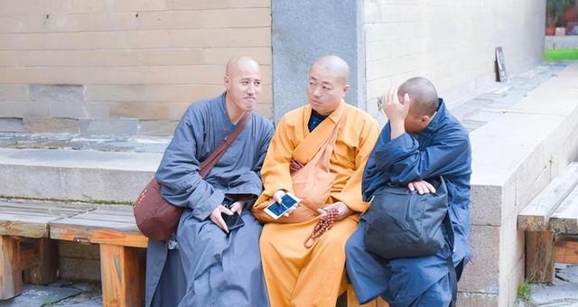 “风流尼姑”释智定落网，白天穿僧袍念经，晚上与和尚醉生梦死！