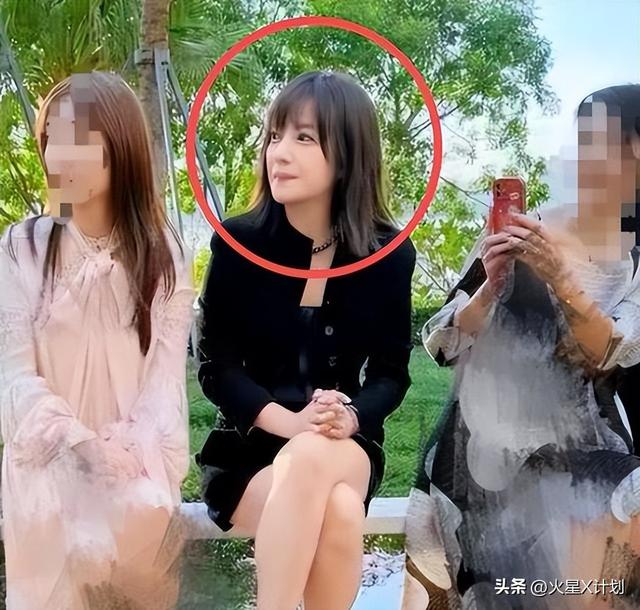 面相又变了! 49岁赵薇广东吃饭又老又凶, 当年的小燕子再也回不去了