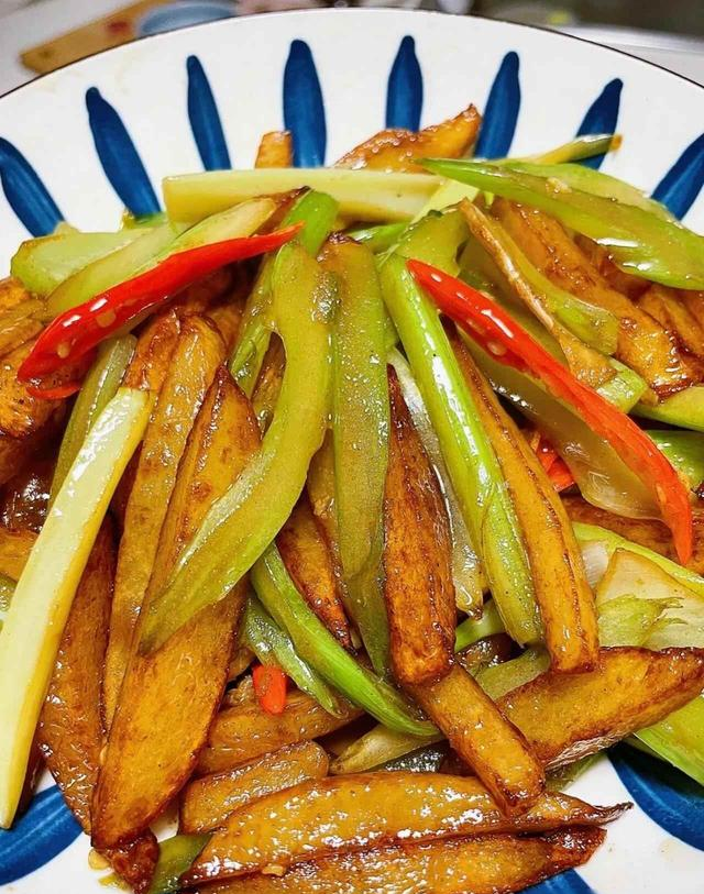 家常芹菜四吃法，简单下饭却总被忽视，厨房小白也能上手？