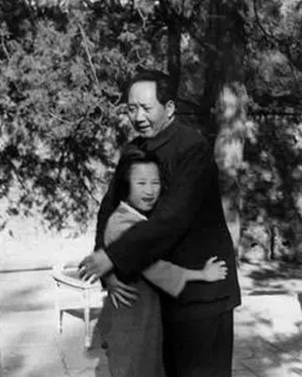 74年，李讷带着娃到北京看望父亲，主席流泪道：娃娃不能离开我了