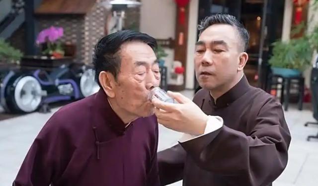 没想到，杨少华葬礼结束后，赵本山、李玉刚因一个称呼摊上事了