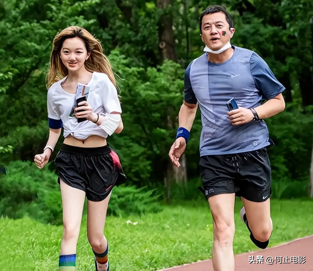 56岁王菲没想到，辛苦养大的唇腭裂女儿李嫣，早为亲爹李亚鹏争光