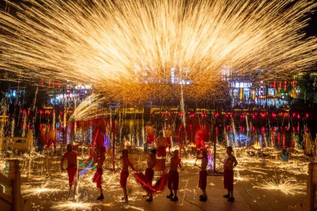 台儿庄古城复兴楼“登高祈福”，愿你拾级而上，步步皆好运！