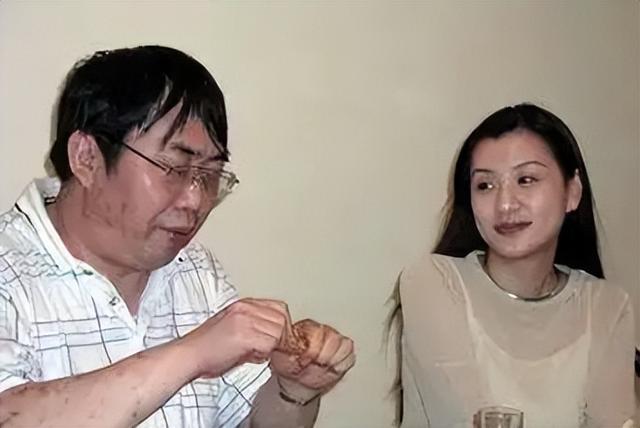 聂卫平去世不到一天，小23岁妻子过往被扒，原来她才是人间清醒