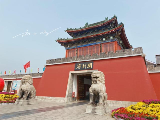 南方游客打卡河南“开封府”景区，惊呼：怎么这么新？