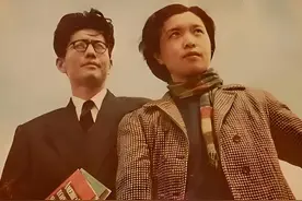 极为罕见！龚澎和乔冠华在1943年的合影，气质一点不输章含之图片