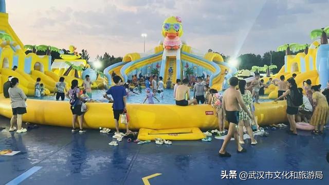 8米高的小黄鸭萌力全开，抓住暑期尾声来一起玩水