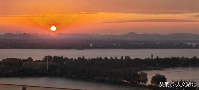 《东湖晨起见日出》