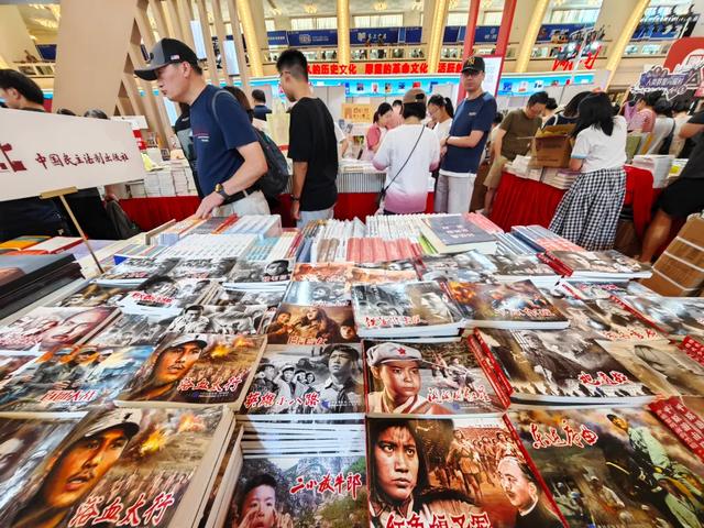 淘书逛展、夜游夜市、盖章打卡……上海书展的快乐，弥漫在整座城市→