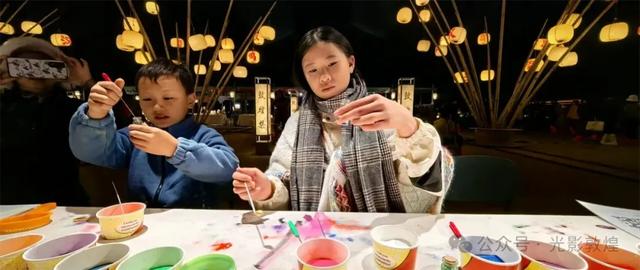 敦煌沙画惊艳亮相月牙泉“敦煌集”，引众游客围观体验