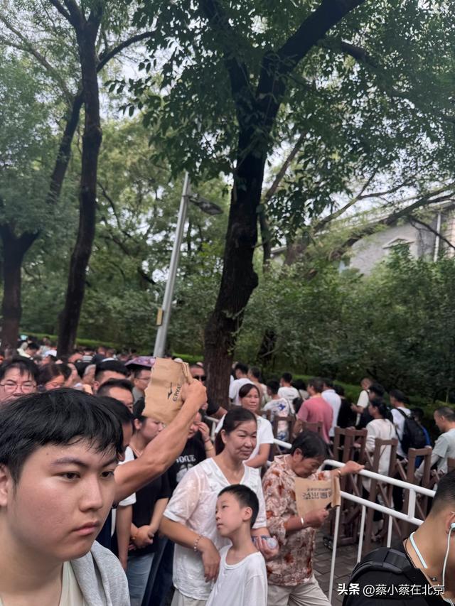2025年7月27日，北京天安门广场发生的真实排队场景，大家看看吧