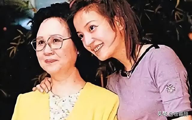 落地凤凰不如鸡！赵薇回老家探亲，全副武装包裹，不敢露脸怕见人