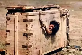 1913年蒙古国的一个女子被剥光衣服，而后装进木箱，扔进了沙漠里图片