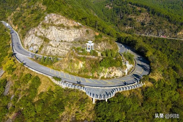 大理郊外的G214国道有个观景台，是只适合骑友去打卡的好去处