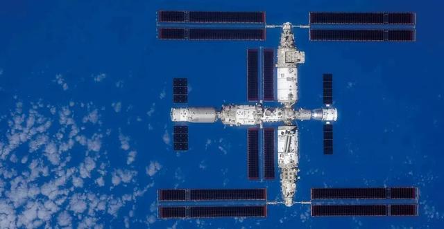 大批星链卫星突然坠落地球！中国空间站有3名航天员，怎么应对