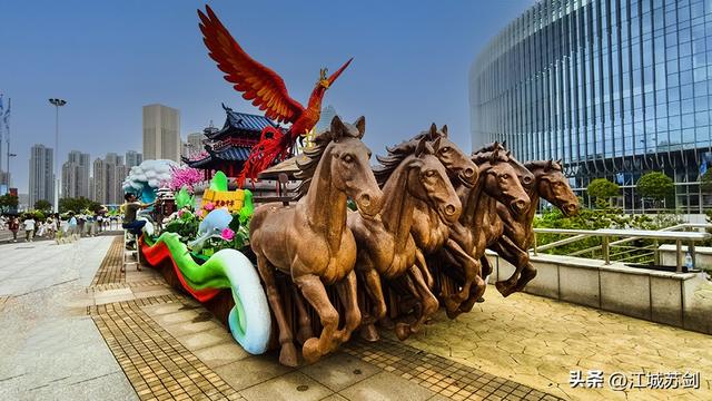 走进武汉国博中心，领略花车魅力