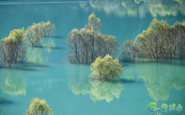 两江交汇碧波现
