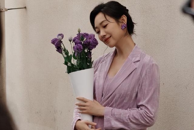 许亚军捧着，段奕宏护着，郭京飞宠着，演了55部戏，41岁终于红了