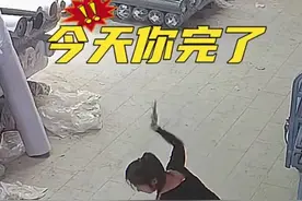 笑麻了！人鸡大战：家养大公鸡反咬主人！图片