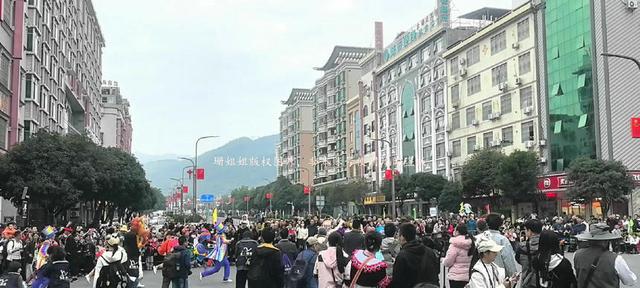 游客亲历连南盘王节巡游，普通观众拍照好难，叹：好看表演被毁？