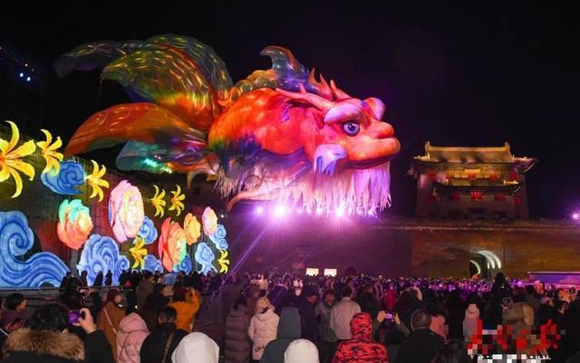 2026春节十大景区“人从众”现场，旅游热潮为何年年升级？