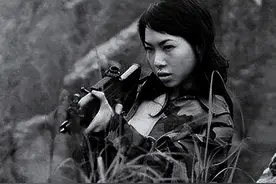 86年老山战场：女战士张茹吻别临终士兵，29年后她去他的墓前探望图片