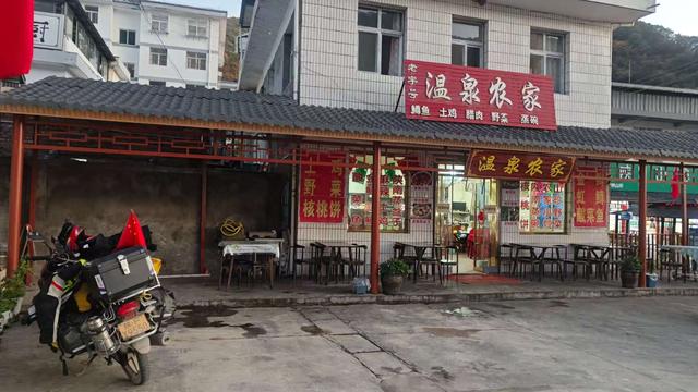 赏秋秦岭，摩旅商洛（13）打卡牛背梁、狂奔G211国道，住宿广货街