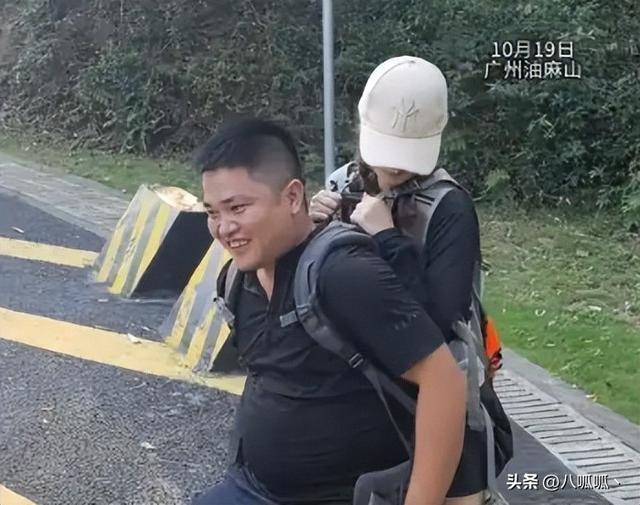 广东女子登山脚崴，被陌生小伙背40分钟下山，恶心的一幕出现了