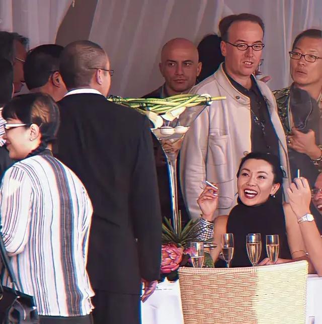 老天呐，女神居然也抽烟。现在才发现	，隐藏得太深了吧！