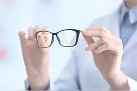 孩子近视后，为什么我选择顺其自然，适当防控图片