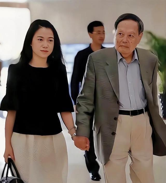 杨振宁去世后，翁帆再发文，49岁无子女的她，早已被安排好了退路