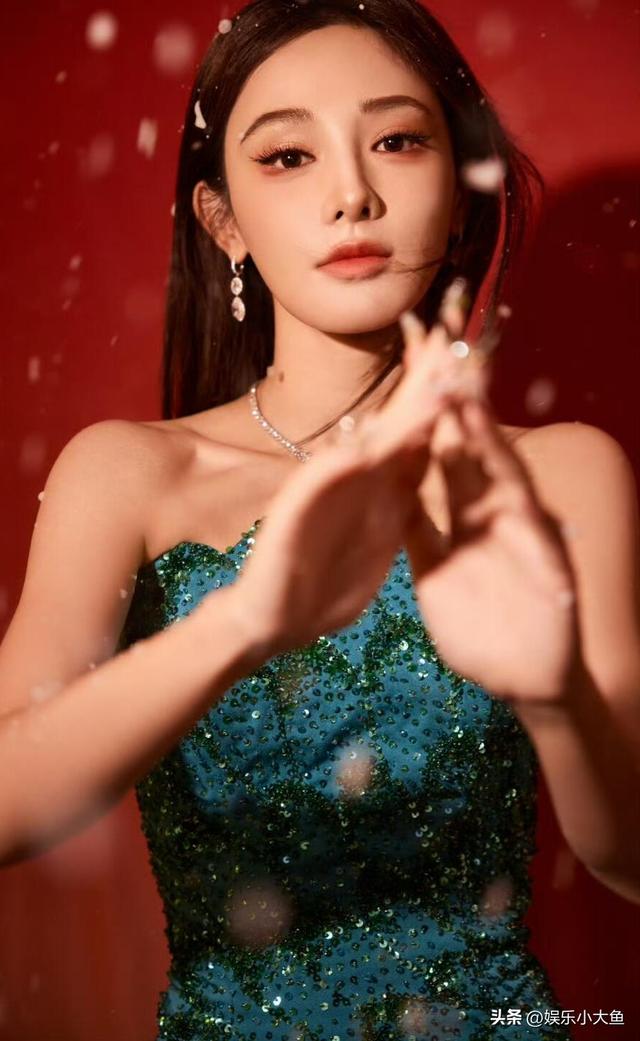 彭小苒出席搜狐时尚盛典活动，穿挂脖深v露背纱裙走红毯性感妩媚