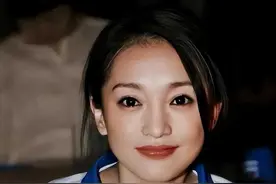 在周迅十七岁时，潘鸿海为她画了26幅“人体画”如今一幅价值千万图片